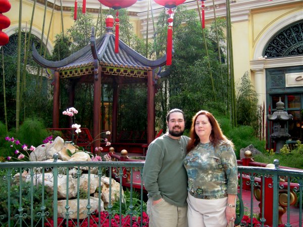 Bellagio: Ben and Cynthia in front of a pagoda.