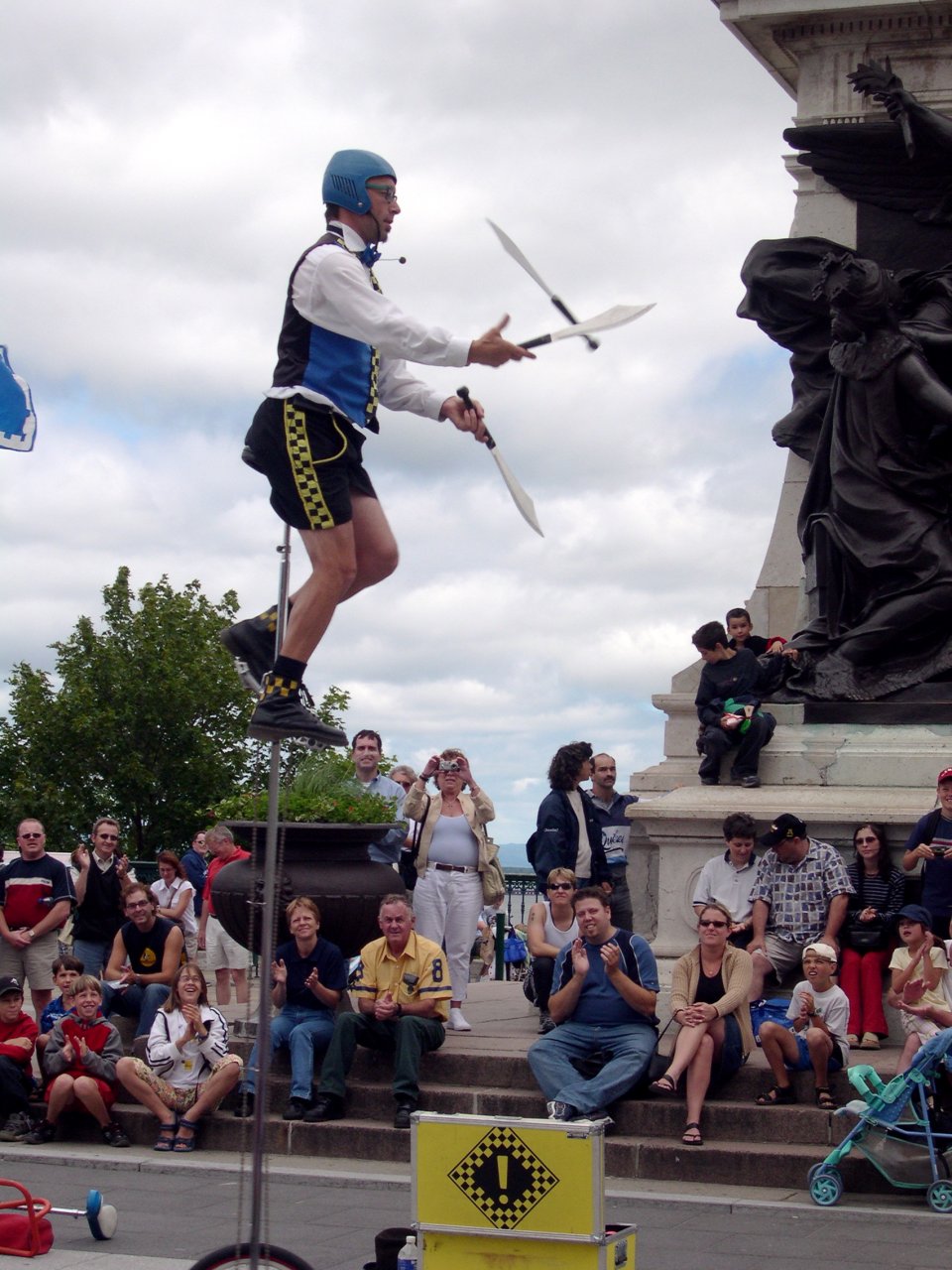 Quebec City - Juggling knives.