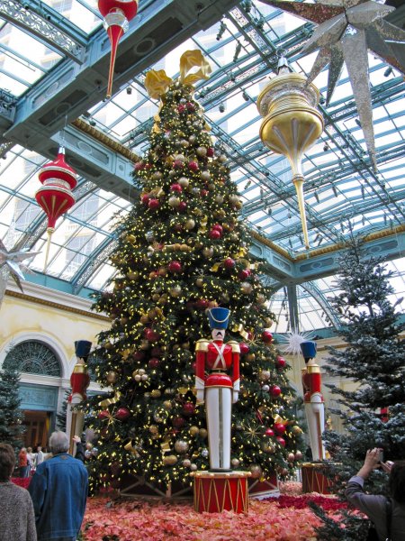 Bellagio conservatory: Christmas tree with nutcrackers and ornaments