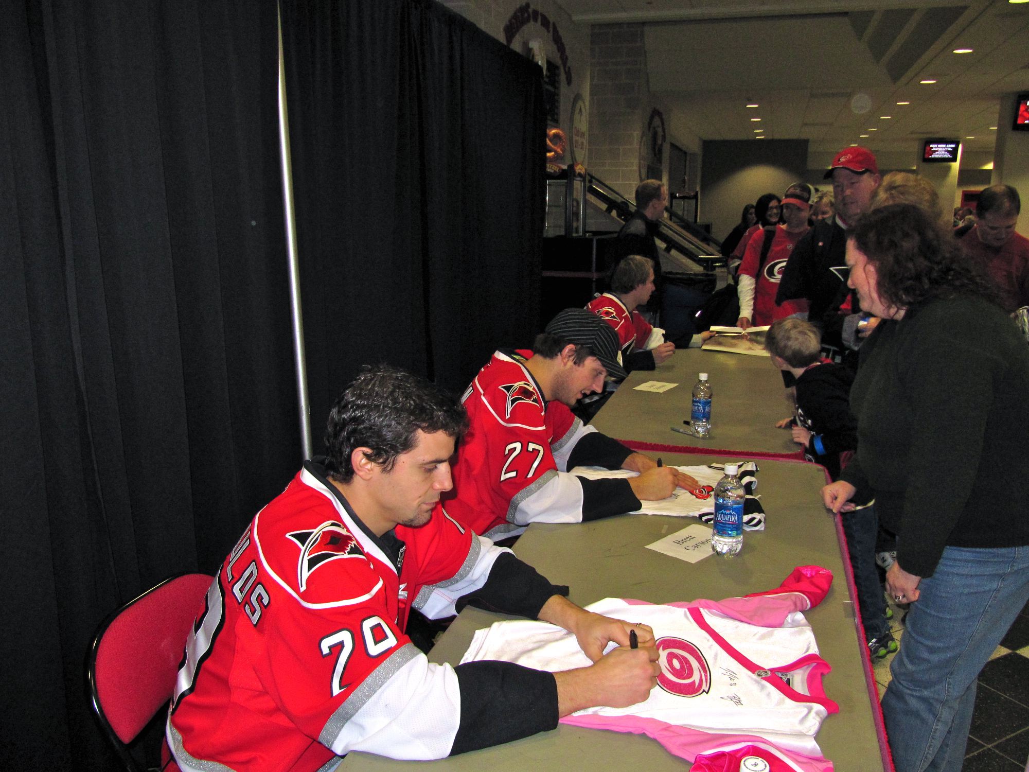 Kostopoulos signing Stephanie's jersey