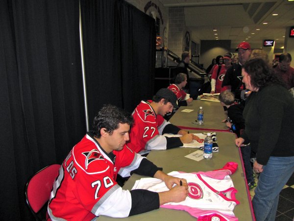 Kostopoulos signing Stephanie's jersey
