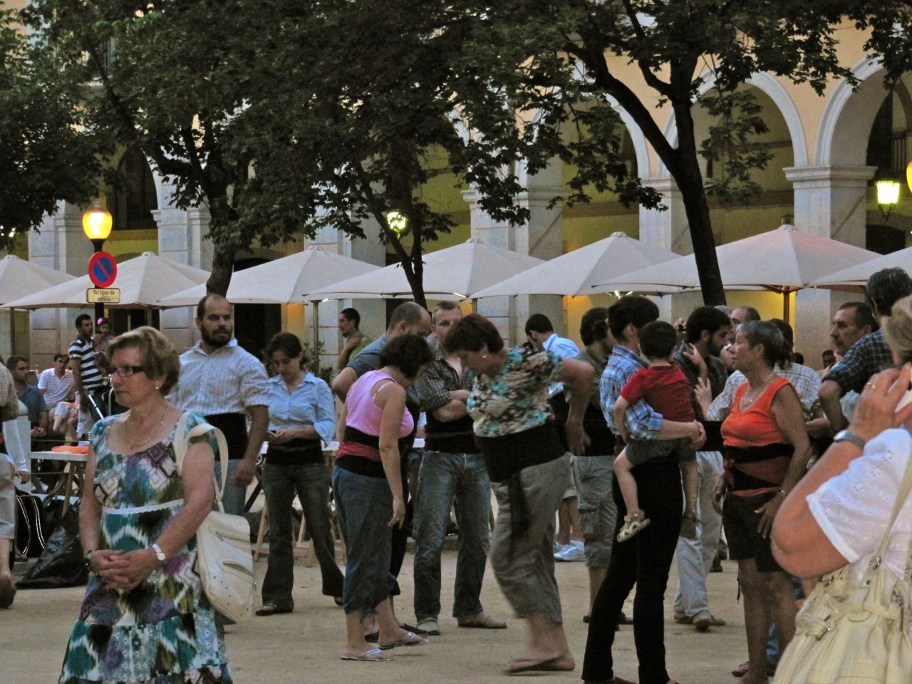 locals preparing for a castell (human tower) in the square