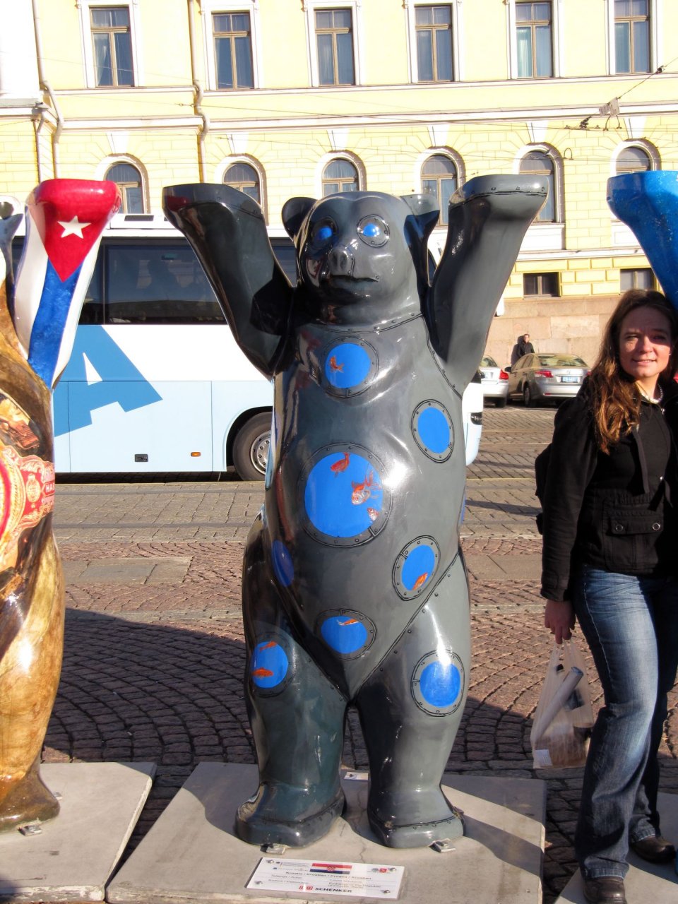 Kroatia Buddy Bear.  Love the fish tank look.