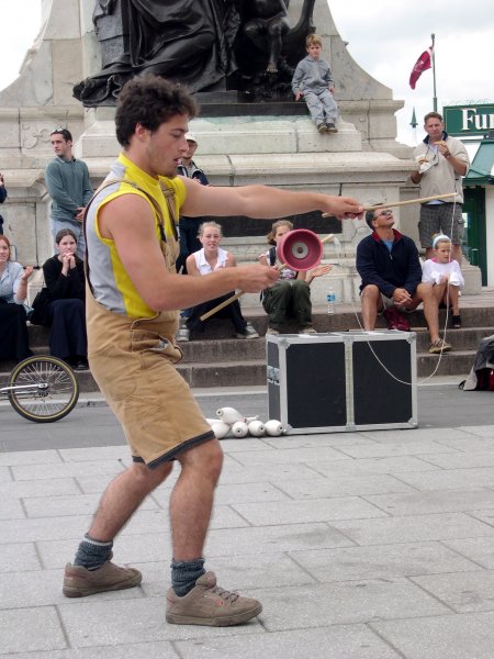 Quebec City - Juggling a diabolo.